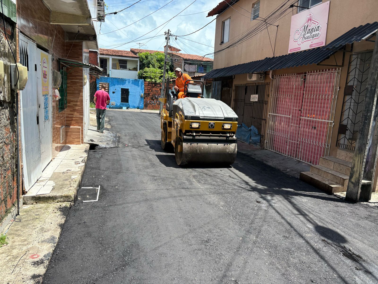 equipamento de nivelar asfalto passando por uma rua